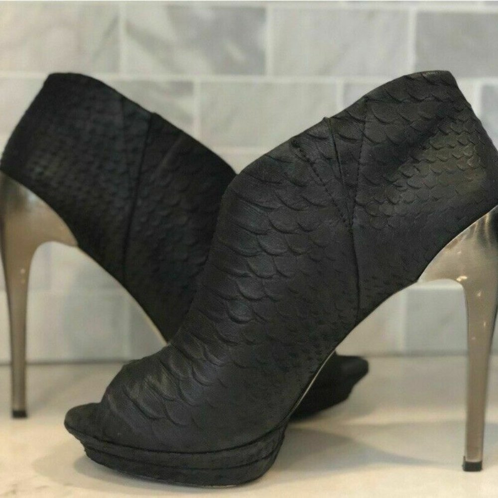 BCBG Max Azria Size 9 1/2 boots black snakeskin, w